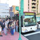 Varias decenas de usuarios a primera hora de este martes en la parada junto a La Salle.