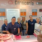 Francisco Hernández rodeado de parte de sus compañeras del supermercado Día de calle de los Picos.