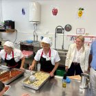 La delegada de Educación, Carmen María Jiménez, y el gerente provincial de la APAE, José Luis García, este viernes en el comedor del colegio Rafael Alberti.