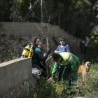 Un miembro del Grupo de Actividades Subacuáticas de la Guardia Civil inspeccionaba ayer, junto a un grupo de voluntarios, uno de los pozos del entorn