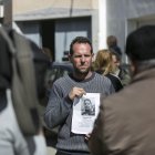 Un familiar muestra el cartel difundido con la foto de Gabriel para ayudar en su búsqueda.