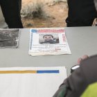 Carteles con la foto de Gabriel sobre la mesa del puesto de mando.