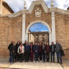 Alumnos y docentes de la Universidad de Granada con la alcaldesa y ediles en el palacio.