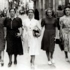 Celia Viñas (en el centro, vestida de blanco) paseando por Palma.