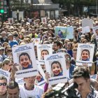 Miles de personas ayer en la concentración con pancartas con la foto del pequeño desaparecido.