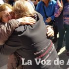 La alcaldesa de Antas se funde en un abrazo con la madre de Diego, investigado los primeros días.