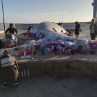 La Ballena se fue llenando de flores, velas y pescaítos a lo largo de todo el día