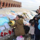 Depositan las flores en La Ballena