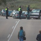 La detenida sale de Rodalquilar en el asiento trasero de un vehículo gris (el primero) protegido por un convoy.