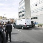 Salida del furgón con la detenida tras declarar