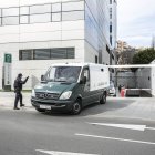 Salida del furgón con la detenida de la Ciudad de la Justicia.