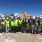 Profesores y alumnos con el palacio al fondo.