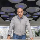 José Antonio Guerrero posa para la cámara de La Voz de Almería tras la entrevista.