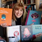 Gema Sirvent posa sonriente junto a los cinco títulos elegidos por Cuatrogatos.