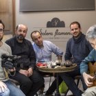 Los realizadores, con Mahmoud Tukmani, Jordi Franco y Carles Trepat, quien tiene en sus manos la mítica guitarra Invencible.