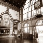 En el vestíbulo clausurado resplandece un reloj Garnier y frescos de Luis Cañadas.