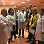 Eloísa Bayo (con chaqueta amarilla), ayer, en el Hospital Torrecárdenas.