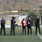 La alcaldesa de Níjar, con agentes de la Policía Local, durante la demostración con drones.