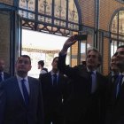 El ministro de Fomento fotografía la estación en su visita.
