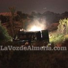 Los agentes retiran el cuerpo de uno de los fallecidos
