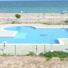 La piscina de la urbanización es el mayor punto de conflicto entre naturistas y textiles, prohibiendo el acceso a los vecinos con ropa.