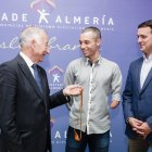 Gabriel Amat con el medallista y javier Aureliano.