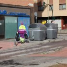 Imagen de archivo de un trabajador de la limpieza a punto de tirar la basura