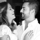 La pareja en una preciosa imagen que refleja su complicidad.