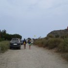 Coches aparcados en zona prohibida en Genoveses.