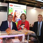 La consejera de Agricultura, Carmen Ortiz, en el stand de Vicasol junto a su presidente, Juan Antonio González Real.