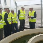 El consejero en la zona de cultivo de microalgas