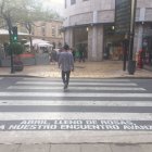 Una de las frases en un paso de peatones del centro.