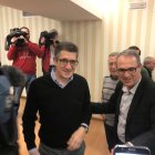 Patxi López, a la izquierda, junto a Diego Asensio, en la sede provincial del PSOE de Almería.