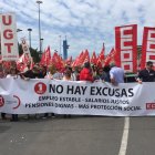 Cabecera de la manifestación en la salida desde el Puerto de Almería