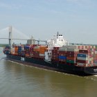 Un buque de carga transporta mercancías.