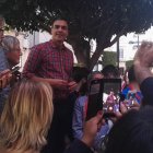 Pedro Sánchez se dirige esta tarde a los militantes en el exterior del Teatro Cervantes