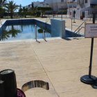 Dos piscinas no están aptas para el baño, mostrando un agua en muy mal estado.