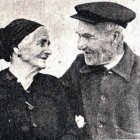Los recién  casados, Ana Martínez Fernández (80 años) y el tío Jaime Ruiz Asensio el Balsicas (96 años), en 1956, mirándose como enamorados en Los 