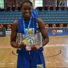 Lola Pendande muestra sus trofeos.