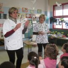 Enfermeras en una charla con alumnos de Infantil.