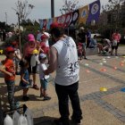 Los participantes escuchan las normas de juego.