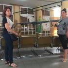 Mari Carmen y Georgeta, dos madres preocupadas por sus hijos, alumnos del colegio Inés Relaño.
