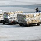 El transporte aéreo puede ser una opción eficaz para llegar a destinos más lejanos.