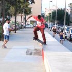 Jóvenes practicando skate en el parque que llevará el nombre de Ignacio Echeverría.