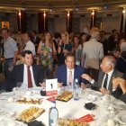 Los representantes del Partido Popular almeriense acompañan a los ponentes que han tomado la palabra durante el desayuno.