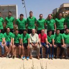 Los entrenadores posan con el presidente Martín Doblado.