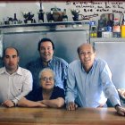 Araceli Nieto, de luto, en la barra de su célebre restaurante La Kika en El Alquián, junto a su hijo Gabriel a su derecha, y unos asiduos clientes,