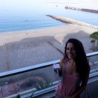 Rocío Rodríguez posa junto a la petición de matrimonio escrita sobre la arena.