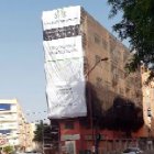 El edificio da a la Avenida Cabo de Gata y a calle Jaúl.