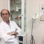 Ramón Fernández-Miranda en su consulta, en la que lleva atendiendo a pacientes desde hace casi 30 años.